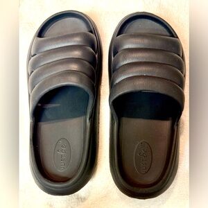 Just Be Black Cushioned Slides | Sz 6